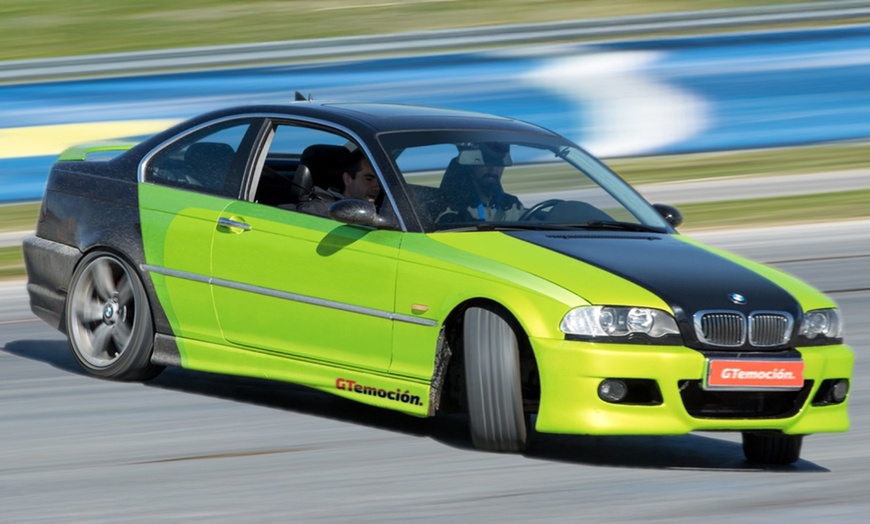 Image 2: 3, 5 o 7 vueltas conduciendo un BMW Serie 3 Kit M en circuito drift