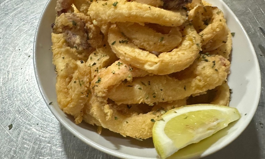 Image 3: 5 tapas canarias con 2 bebidas y pan o 10 tapas con 4 bebidas