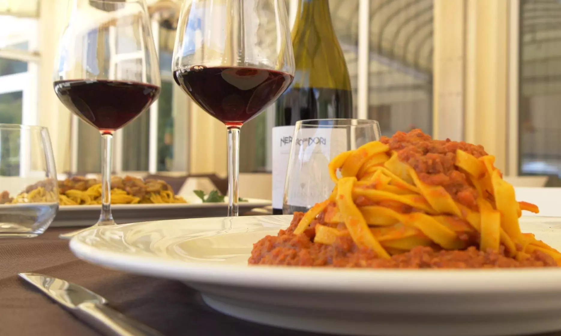 Marche: soggiorno con colazione, mezza pensione, grotte o massaggio