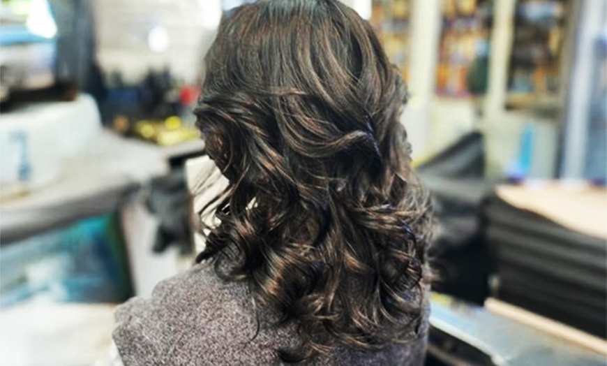 Image 3: Get a Fresh Look with Women's Single Color or Color Highlights!