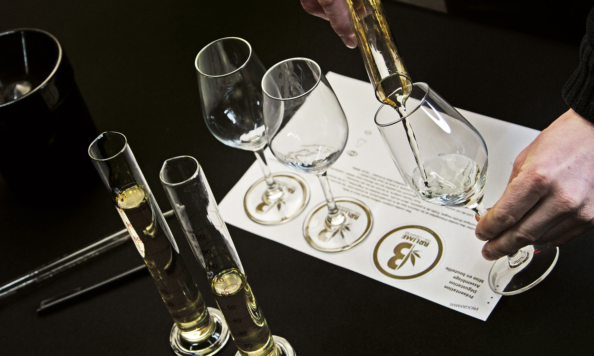 Dégustation - assemblage de vin au chanvre dans un chai avec Brume CBD