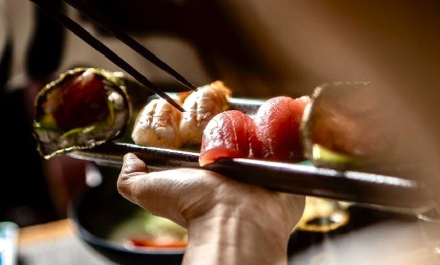 Image 20: Menú japonés para 2 o 4 personas con opciones clásicas o gourmet