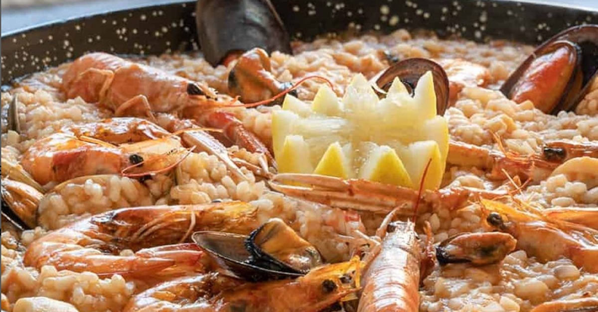Mariscada con bogavante, vino y postre en restaurante frente al mar en Barcelona