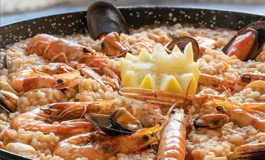Image 1: Mariscada con bogavante para 2 con vino en restaurante mediterráneo