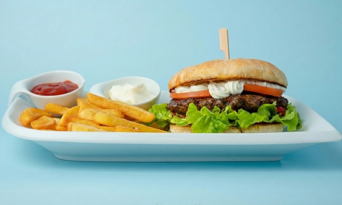 Balkan-Rib- oder Veggie-Burger mit Steakhouse-Pommes für 1-4 Pers.