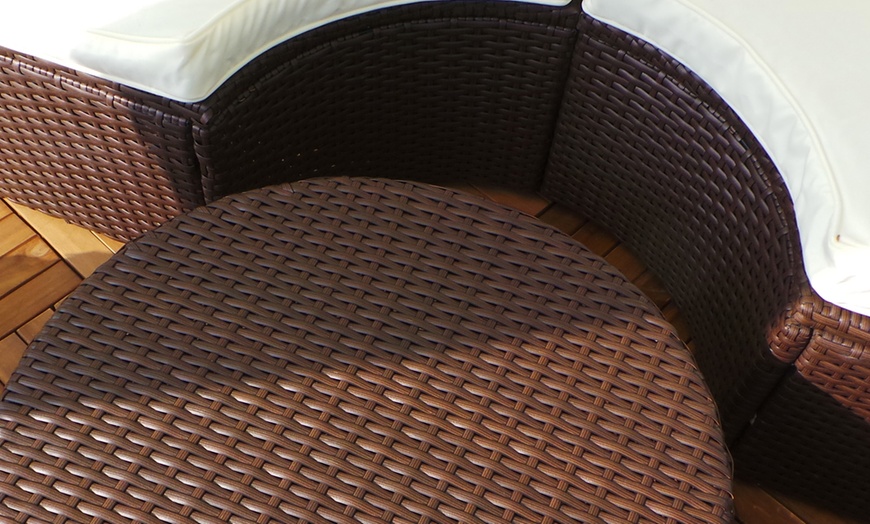 Image 3: Île de loisirs Swing & Harmonie® en poly rotin, éclairage LED solaire