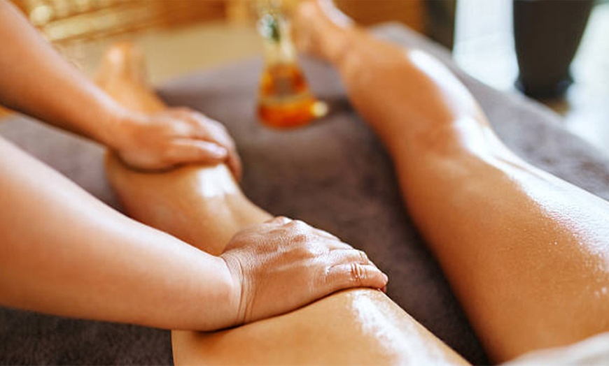 Image 12: Masajes y rituales con aceites, infusión o vino  