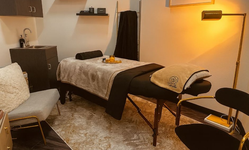 Image 3: 60 min Swedish or Deep Tissue Couple Massage w/ Hot Stone, Hot Towels