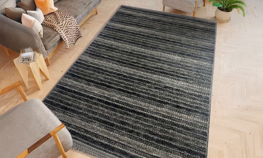 Image 6: Gestreifter Teppich