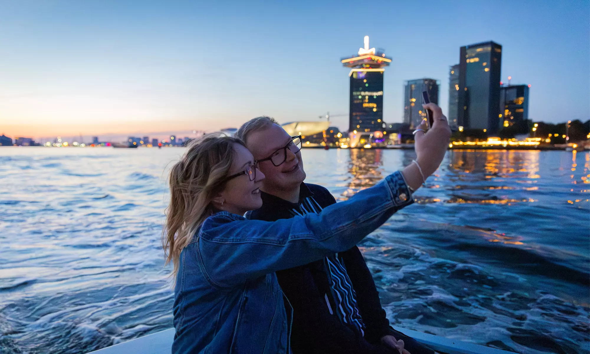 Grachten vol lichtjes en legendes: een avondcruise door Amsterdam