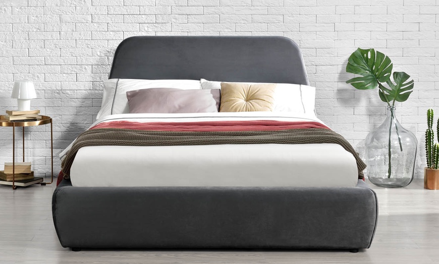 Image 4: Lit coffre en velour "Sacha" par Kocoon