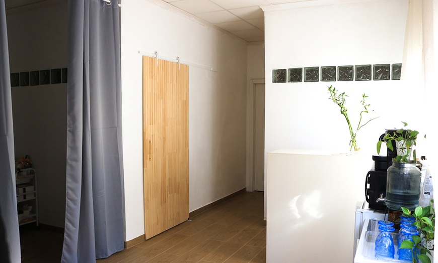 Image 8: 1 o 3 masajes a elegir de 1 h con opción a reflexología podal