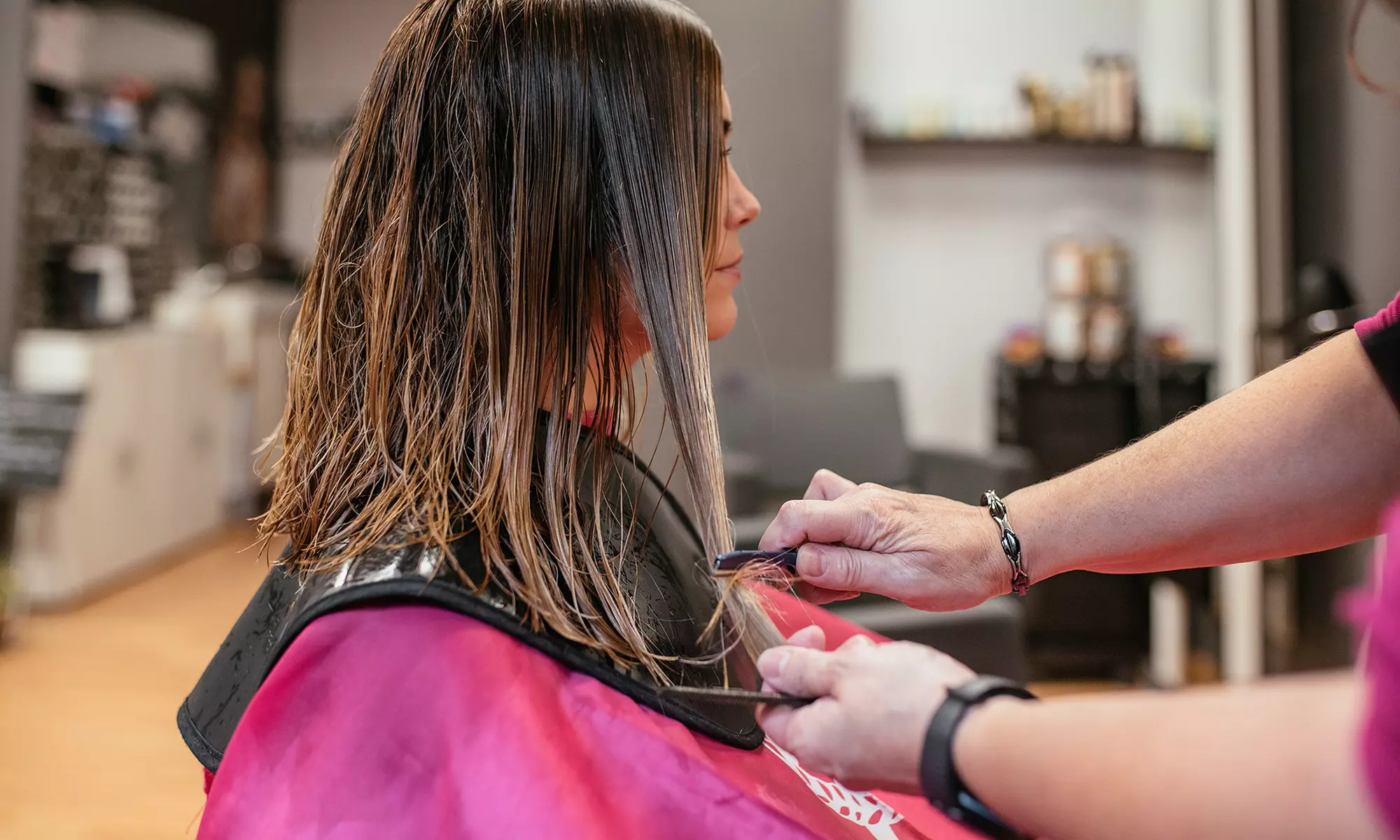 Lavado, corte de puntas y secado, tinte o mechas tradicionales con hasta 53% de descuento - Primary Image