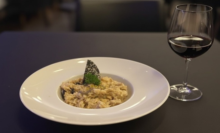 Image 2: Cena con espectáculo, cocktail, plato principal, postre y barra libre