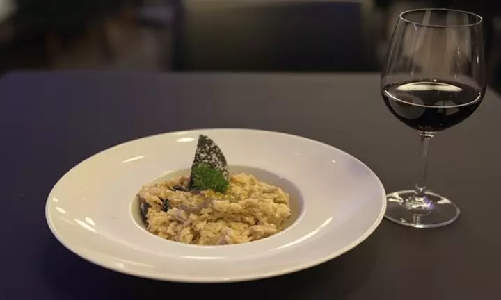 Cena con espectáculo, cocktail, plato principal, postre y barra libre