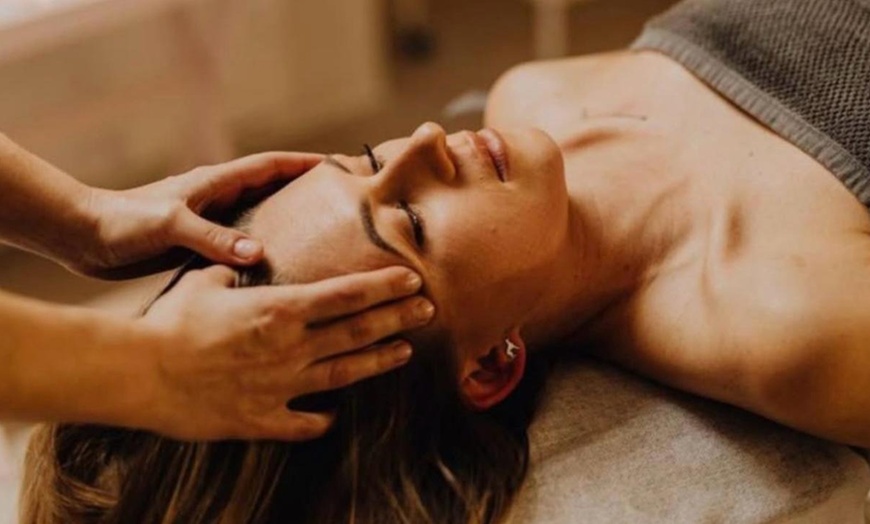 Image 2: Adiós al estrés: masaje con duración y técnica a elegir para 1 persona