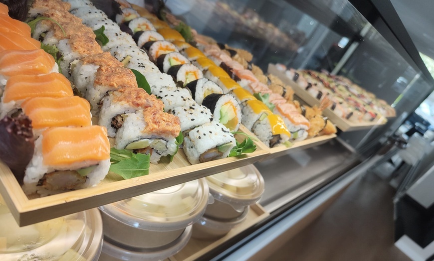 Image 11: Menú de sushi con piezas a elegir y bebidas para 2 o 4 personas
