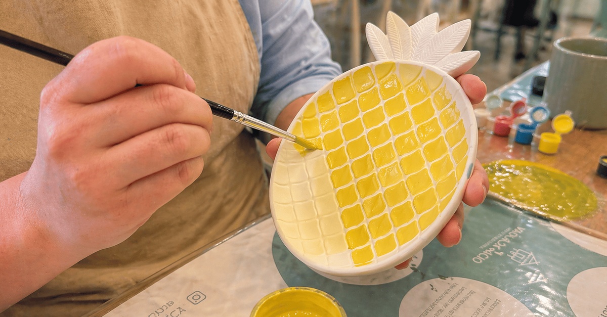 Taller para pintar una pieza de resina con bebida en Madrid
