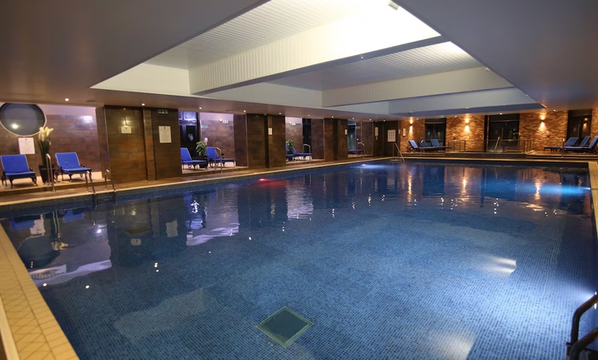 Image 4: Hampshire: 4* Superior Double or Twin Room Stay with Breakfast