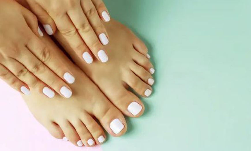 Image 10: Soins complets pour ongles : douceur et élégance au bout des doigts