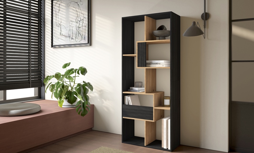 Image 22: Bibliothèque au design ludique