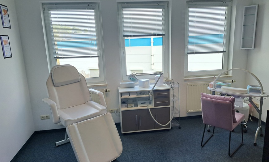 Image 2: Maniküre und / oder Pediküre für 1 Person