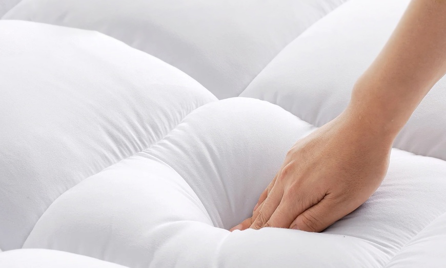 Image 3: Cubrecolchón de plumón de oca ligero de 7 cm de grosor