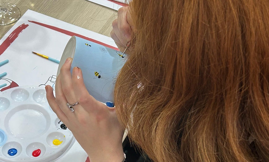 Image 17: Taller de pintura en cerámica o velas con barra de libre de vino