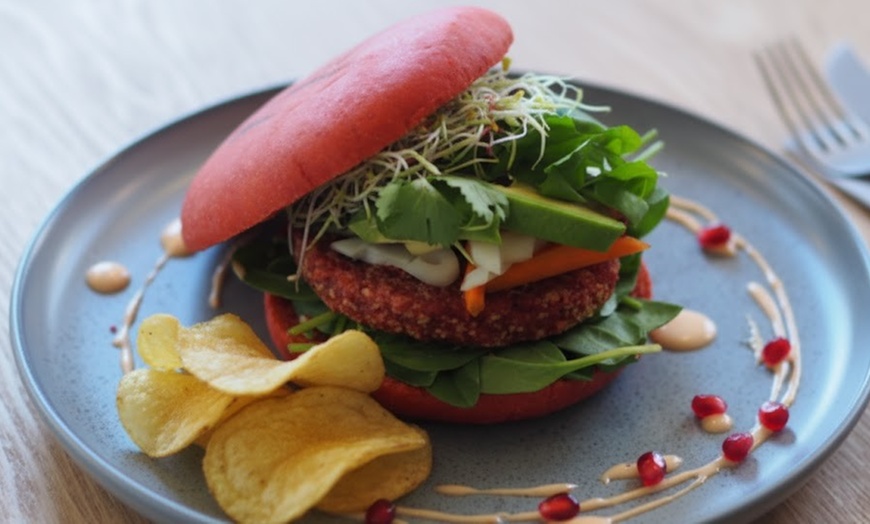 Image 1: Veganer Black/Red Burger inkl. Saft oder Schorle für 1 oder 2 Personen