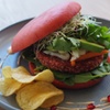 Image 1: Veganer Black/Red Burger inkl. Saft oder Schorle für 1 oder 2 Personen
