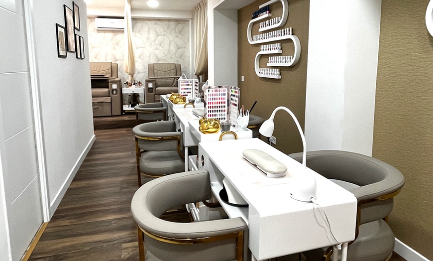 Image 2: Manicura y/o pedicura semipermanente o extensiones de uñas de soft gel