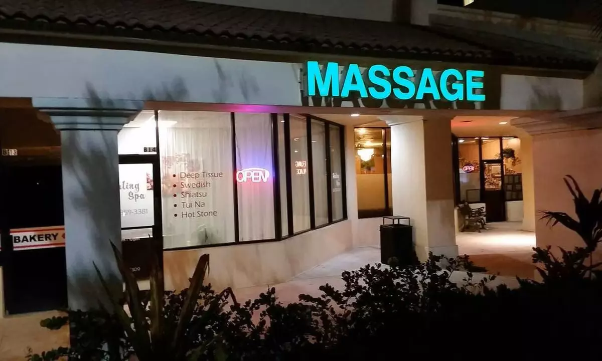 60, 90, or 120- Minutes Hydrotherapy Scalp and Body Massage Experience