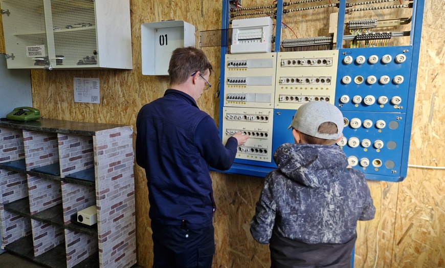 Image 8: 60 Min. Escape Game „Back To The Beginning” für 4 bis 8 Personen