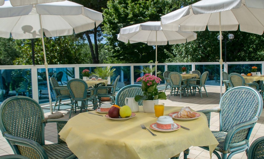 Image 25: Abano Terme 4*: Smart Room con mezza pensione e piscine termali