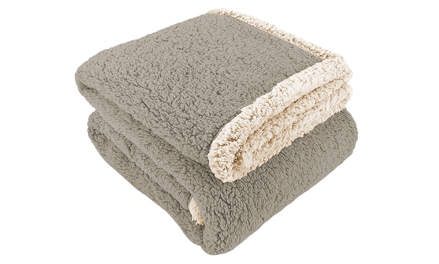 Image 5: Manta cálida con tacto de borreguito y microfibra suave