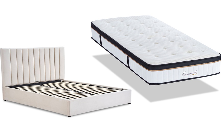 Image 10: Lit coffre Giulia en velours beige, Maison Aubertin