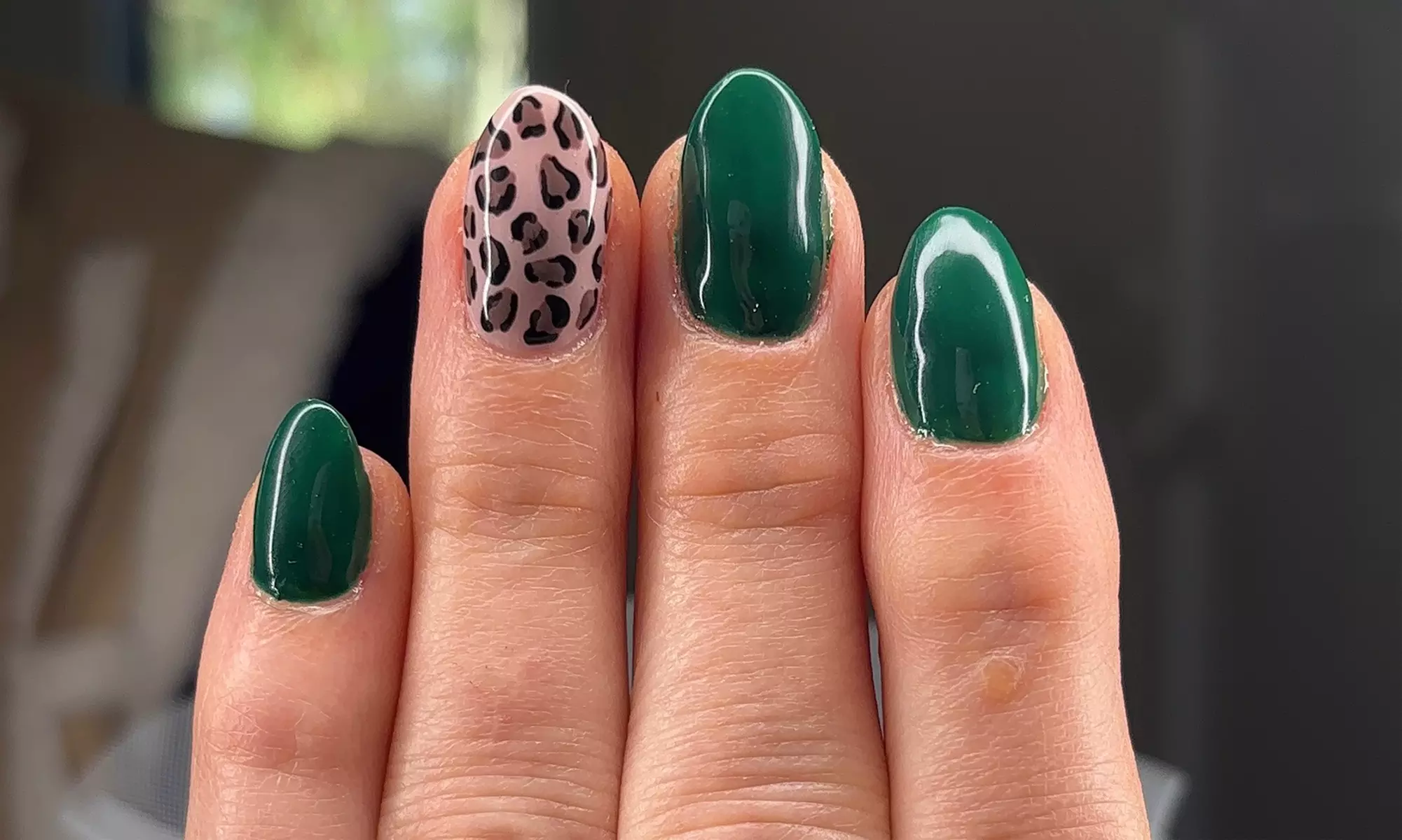 Mise en beauté des mains : gainage, gel et semi-permanent