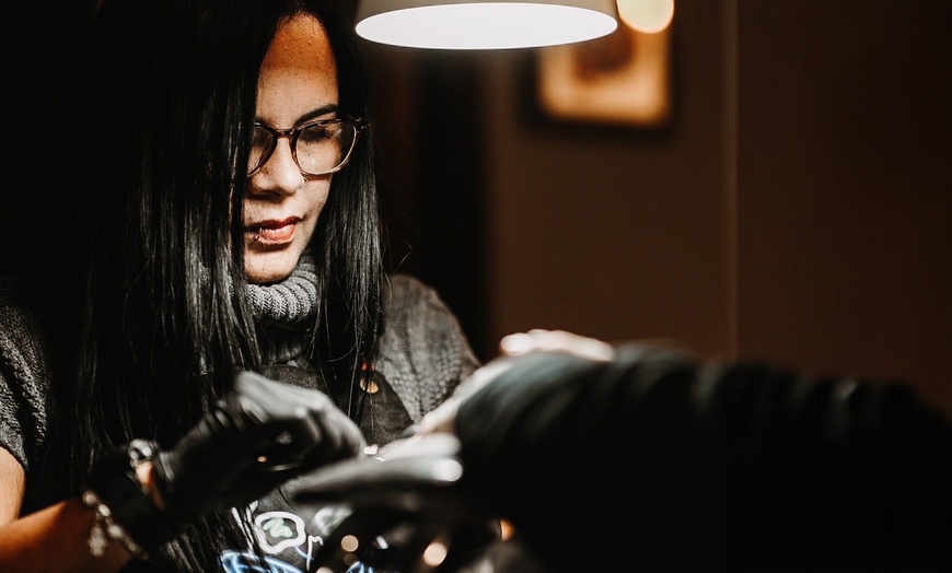 Image 2: 3 o 6 sesiones de eliminación de tatuajes de hasta 100 cm² con láser