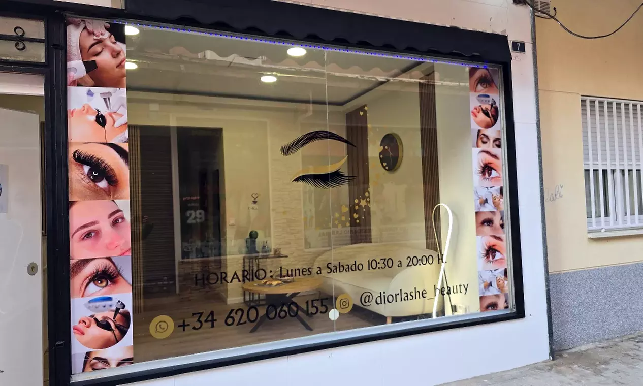 Luce un rostro radiante con 1 o 2 sesiones de peeling Hollywood para una persona - Second Medium