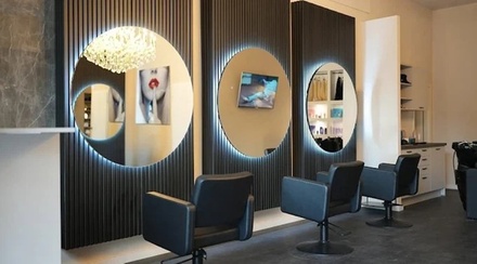 Waschen, Scheiden & Föhnen für 1 Person (schulterlanges Haar) - Hair And Glow Friseursalon