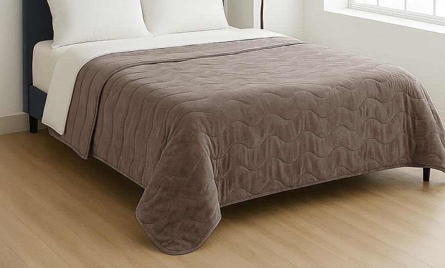 Image 25: Premium Winter Quilt: Soft, Hypoallergenic and Luxurious Comfort