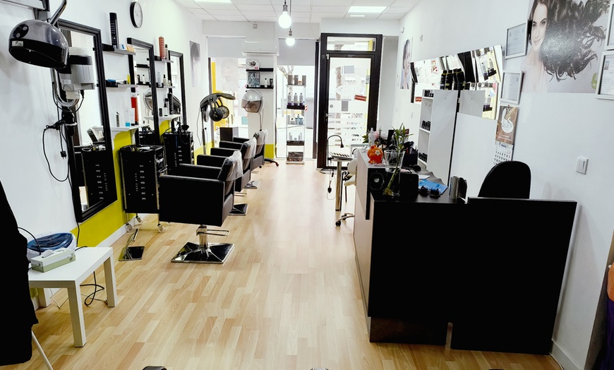 Image 2: Sesión de peluquería completa con opción a tinte y/o mechas para 1