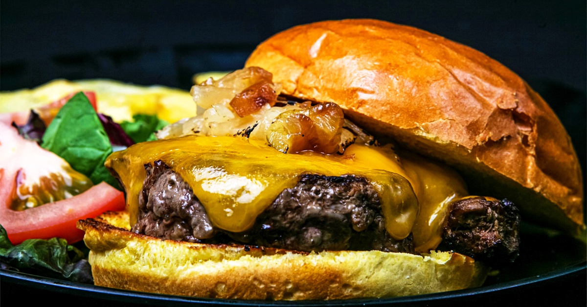 Menú de hamburguesa con patatas para dos personas en Barcelona