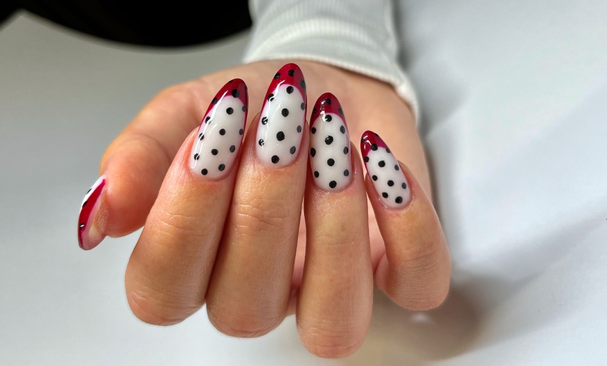 Image 2: Manicure hybrydowy lub odnowa żelowa dla pięknych paznokci