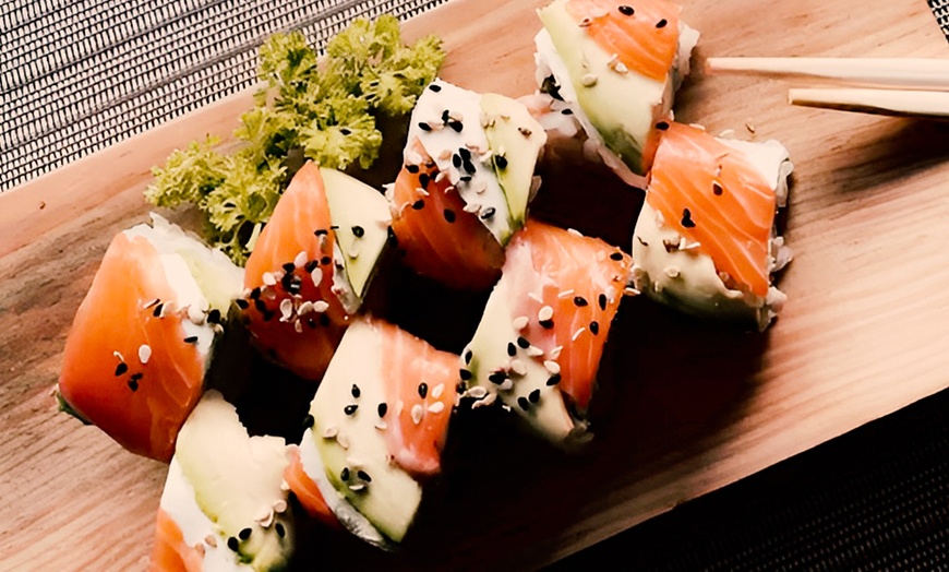 Image 2: Stap aan boord: 55 stuks sushi wachten op je bij Antwerp sushi