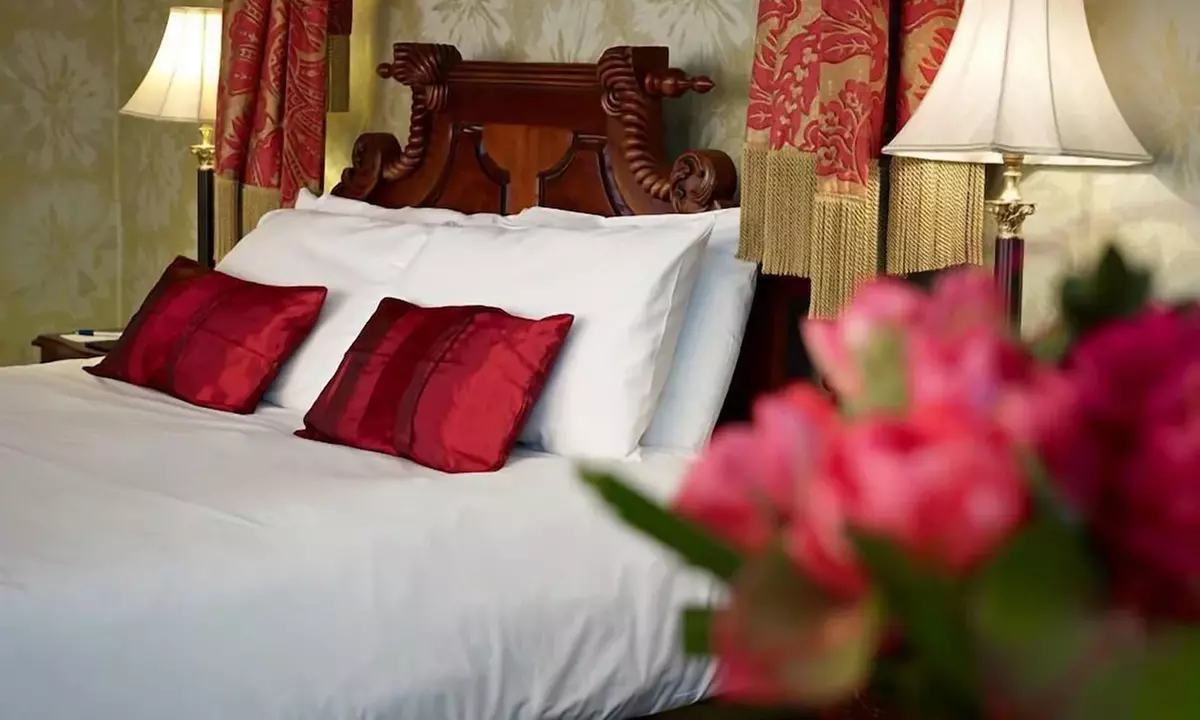 Cheshire: Executive Double Room with Breakfast and Bottle of Prosecco