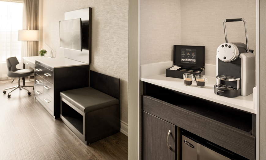 Image 5: 4-Star Luxury Downtown Vancouver Hotel