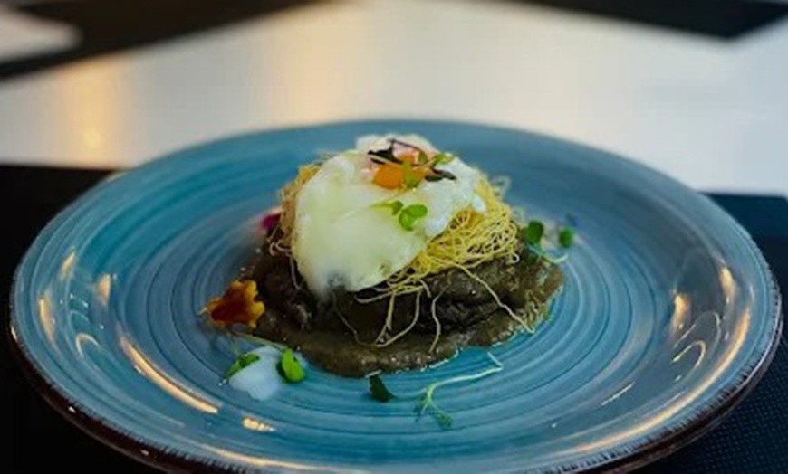 Image 5: Menú con entrantes, principales, postres y bebidas