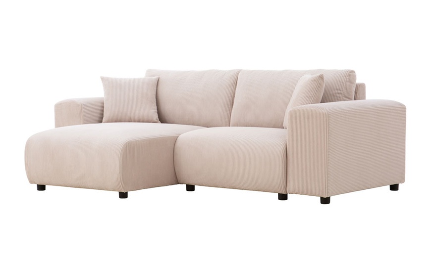 Image 20: Canapé d'angle réversible 3 places "Jambi" de Kocoon en velours côtelé