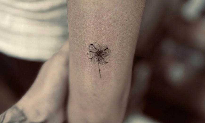 Image 7: Tatuaż cienką kreską – kobiece motywy kwiatowe w wybranym rozmiarze